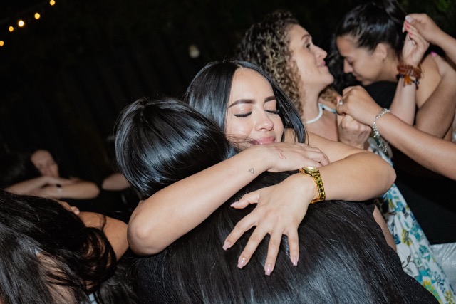 Mujeres abrazándose en la experiencia