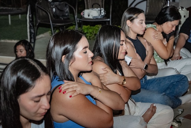 Mujeres abrazándose a sí mismas