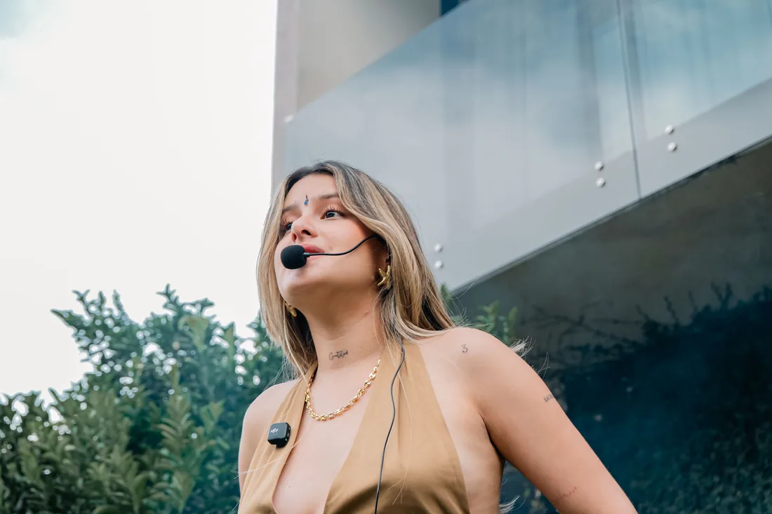 Brielah hablando con micrófono de diadema