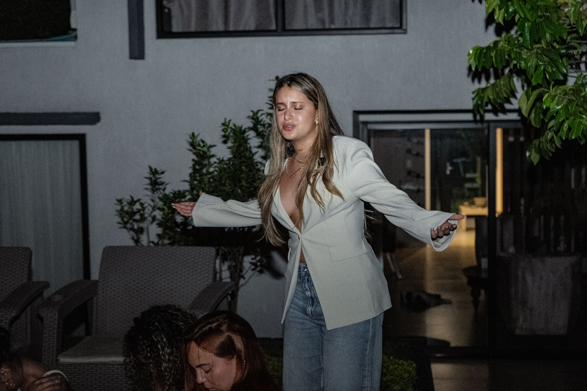 Mujer en pie con los brazos abiertos